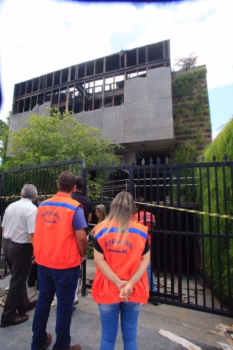 Loja ainda tem focos de incêndio 