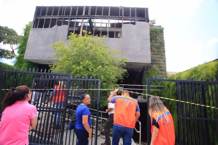 Loja ainda tem focos de incêndio 