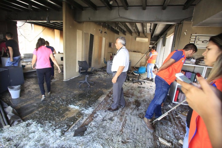 Loja ainda tem focos de incêndio 