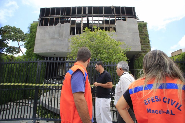 Loja ainda tem focos de incêndio 