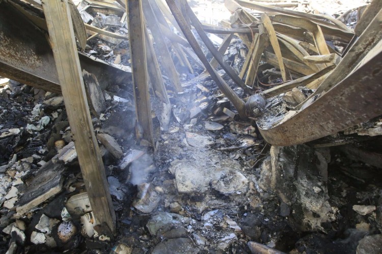 Loja ainda tem focos de incêndio 