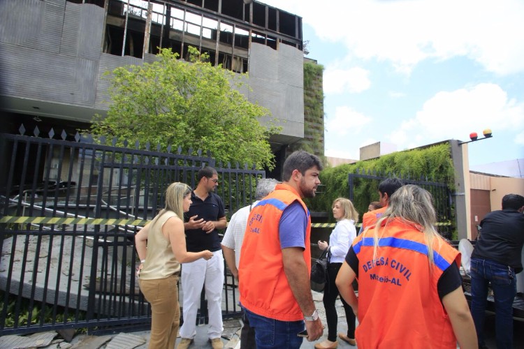Loja ainda tem focos de incêndio 