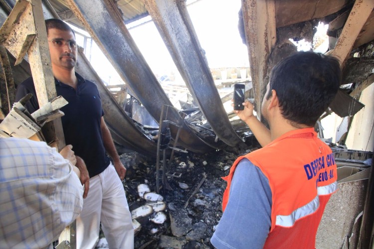 Loja ainda tem focos de incêndio 