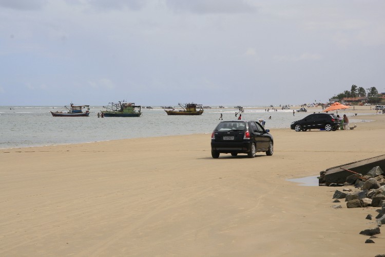 Veículos trafegam pelas praias alagoanas com frequência