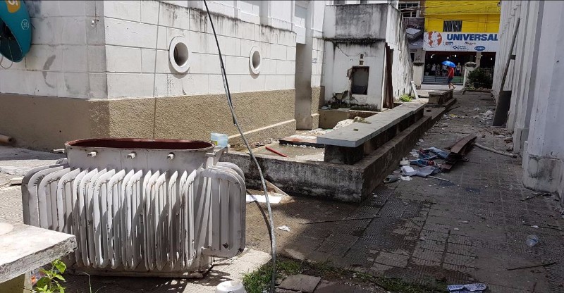 Abandono e sucateamento no prédio da antiga prefeitura de Maceió