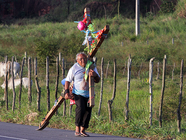 Pernambucano percorre o país carregando cruz para pagar promessa