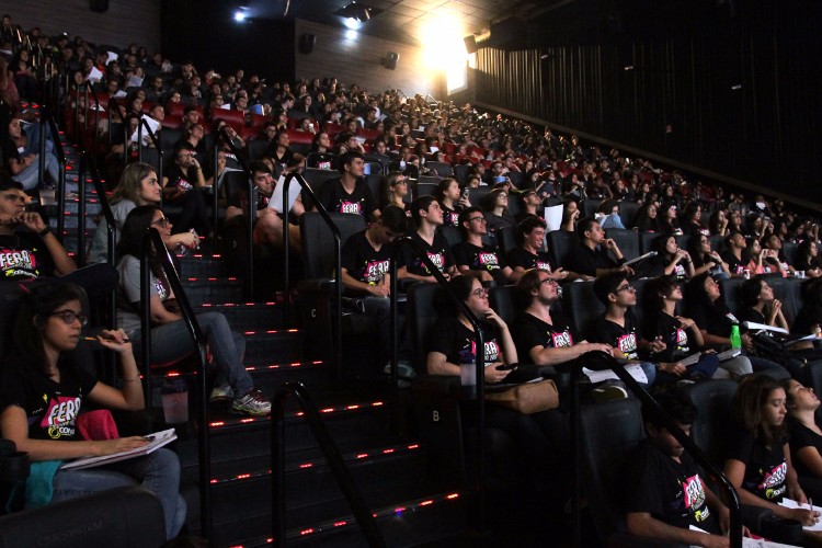 Às vésperas da prova, mais de 1.000 alunos se dividiram em dois aulões pré-vestibular no cinema do s