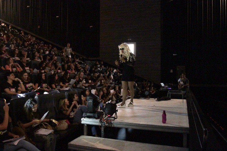 Às vésperas da prova, mais de 1.000 alunos se dividiram em dois aulões pré-vestibular no cinema do s