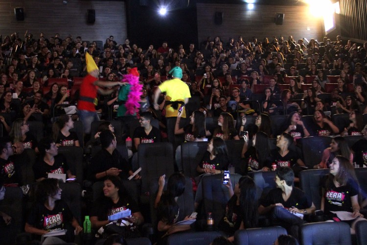 Às vésperas da prova, mais de 1.000 alunos se dividiram em dois aulões pré-vestibular no cinema do s
