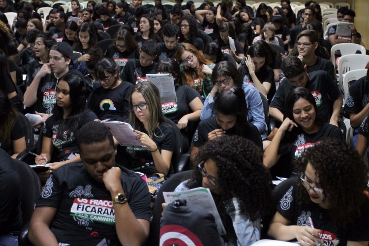 Às vésperas da prova, mais de 1.000 alunos se dividiram em dois aulões pré-vestibular no cinema do s