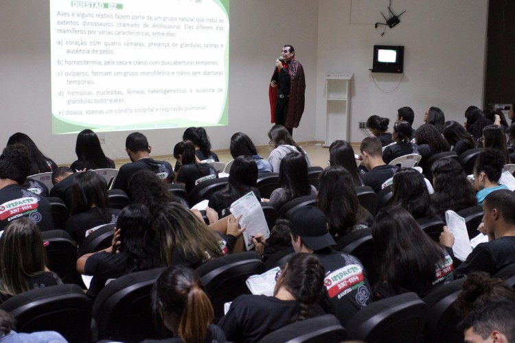 Às vésperas da prova, mais de 1.000 alunos se dividiram em dois aulões pré-vestibular no cinema do s