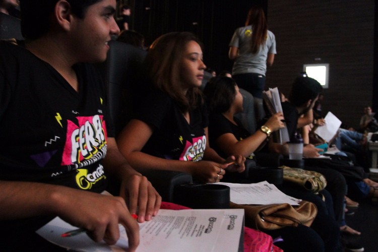 Às vésperas da prova, mais de 1.000 alunos se dividiram em dois aulões pré-vestibular no cinema do s