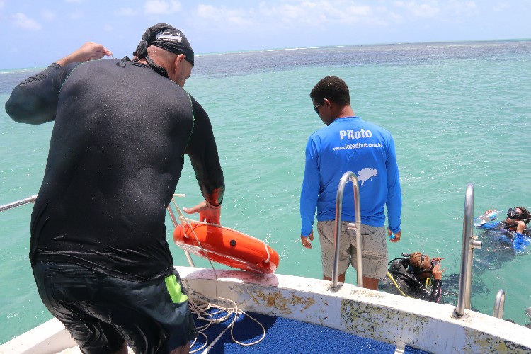 Mergulho com cilindro nos mares de Alagoas 
