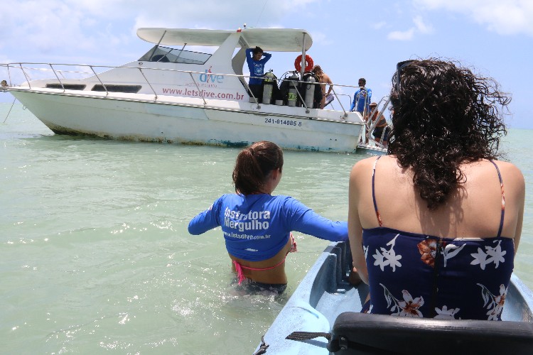 Mergulho com cilindro nos mares de Alagoas 