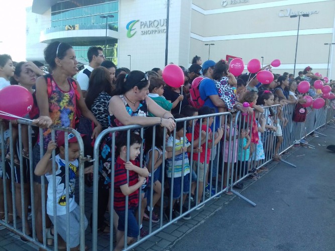 Crianças aguardam a chegada do papai noel em shopping  