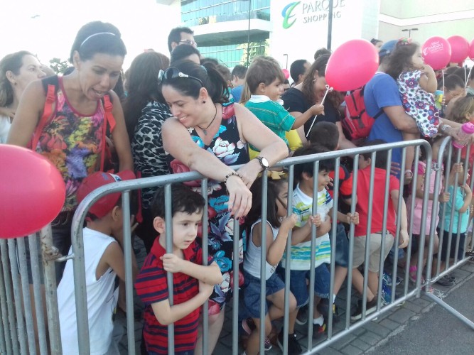 Crianças aguardam a chegada do papai noel em shopping  