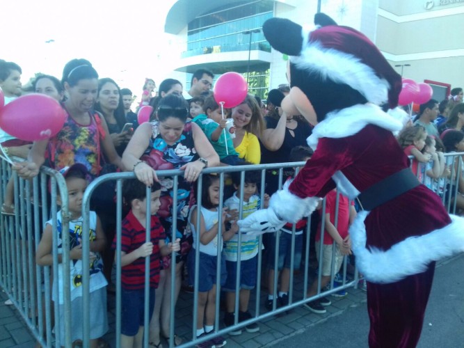 Crianças aguardam a chegada do papai noel em shopping  