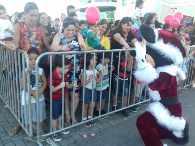 Crianças aguardam a chegada do papai noel em shopping  