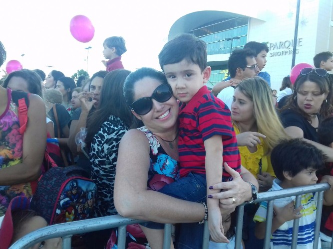 Crianças aguardam a chegada do papai noel em shopping  