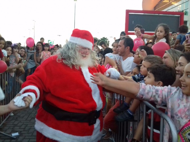 Crianças aguardam a chegada do papai noel em shopping  