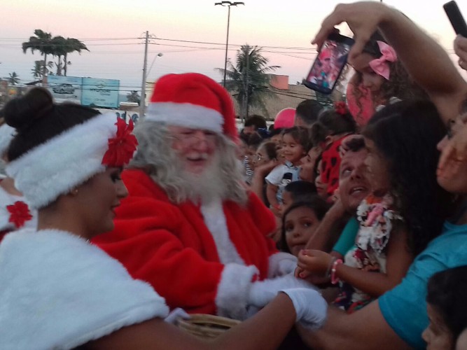 Crianças aguardam a chegada do papai noel em shopping  