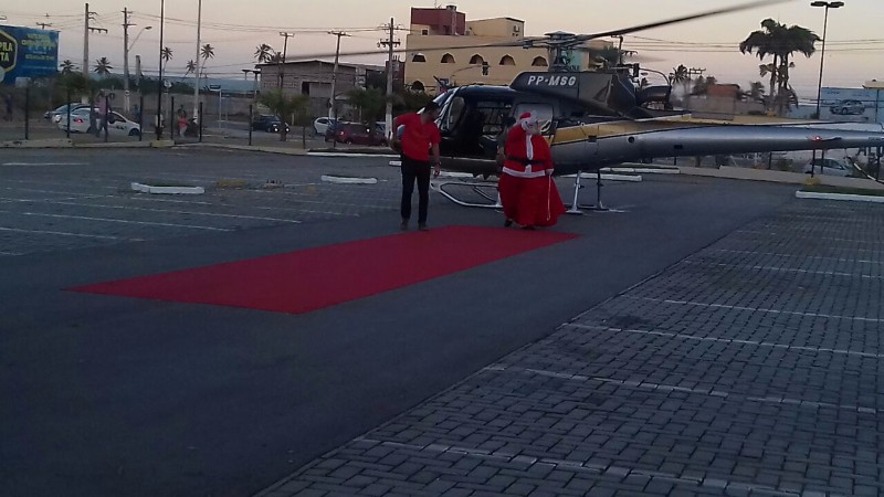 Crianças aguardam a chegada do papai noel em shopping  
