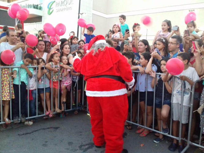 Crianças aguardam a chegada do papai noel em shopping  