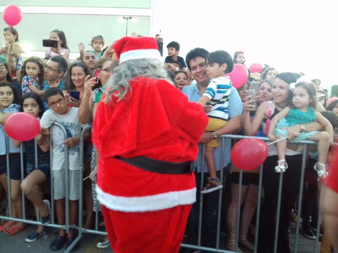 Crianças aguardam a chegada do papai noel em shopping  