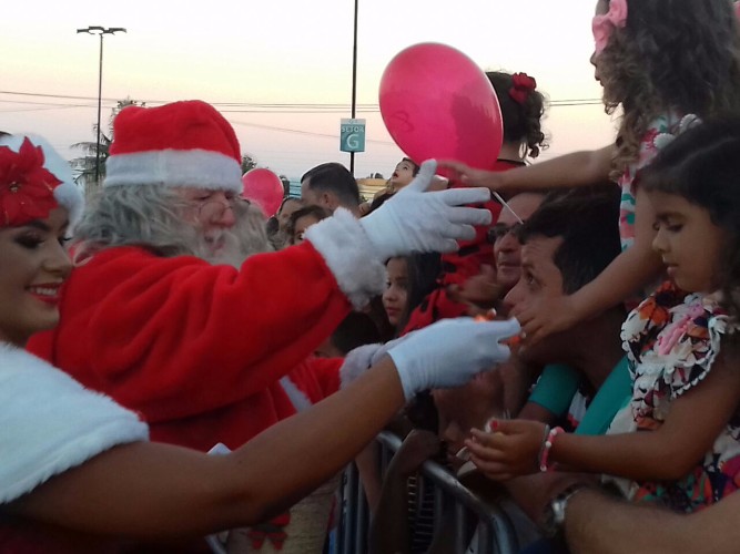 Crianças aguardam a chegada do papai noel em shopping  
