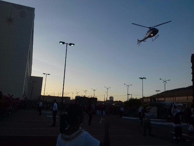 Crianças aguardam a chegada do papai noel em shopping  