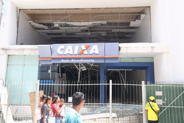 Prédio de antiga agência da Caixa é alvo de vândalos, no centro de Maceió