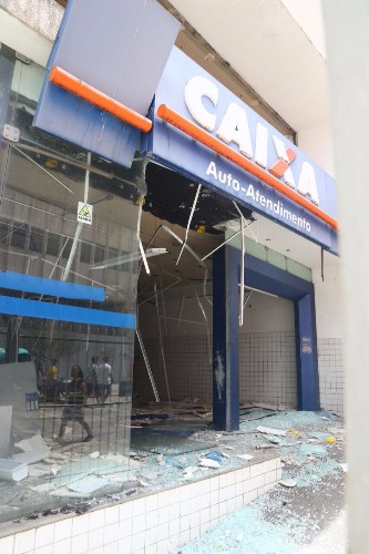 Prédio de antiga agência da Caixa é alvo de vândalos, no centro de Maceió