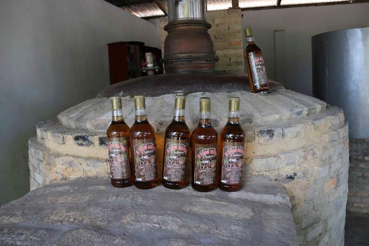Evangélico de Penedo ganha o mercado produzindo cachaça