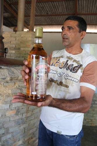 Evangélico de Penedo ganha o mercado produzindo cachaça