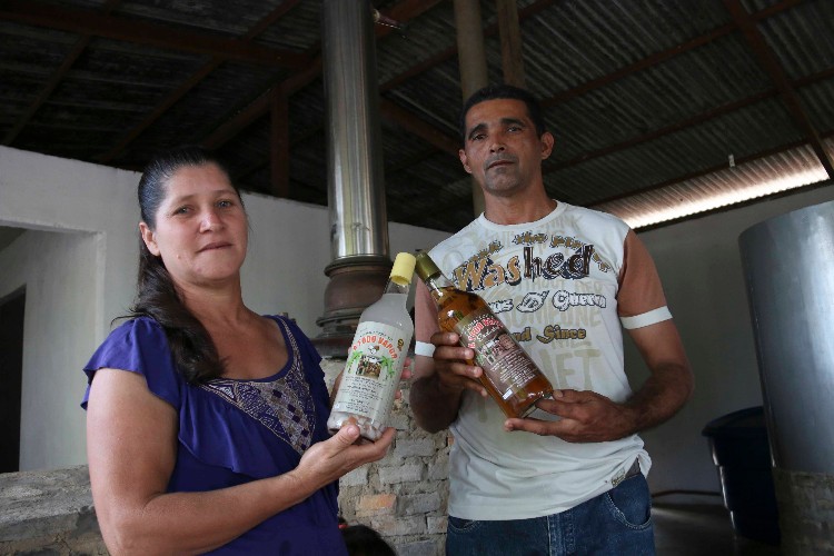 Evangélico de Penedo ganha o mercado produzindo cachaça