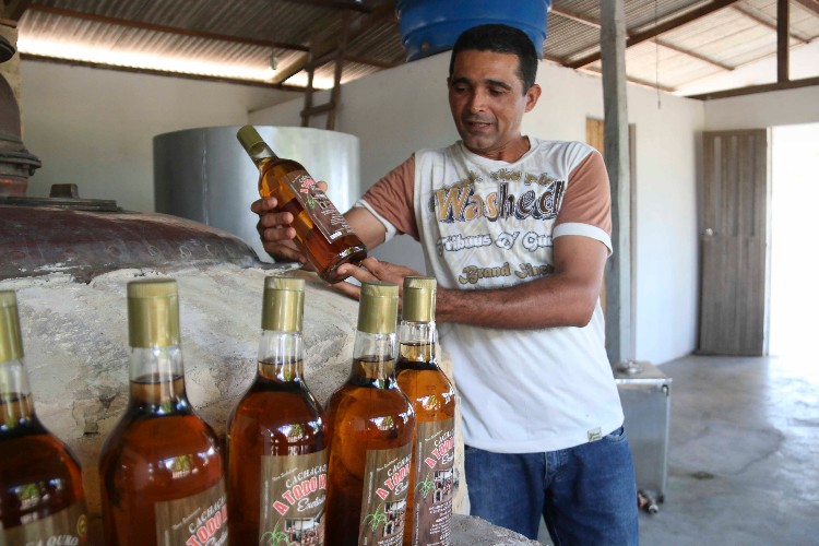 Evangélico de Penedo ganha o mercado produzindo cachaça