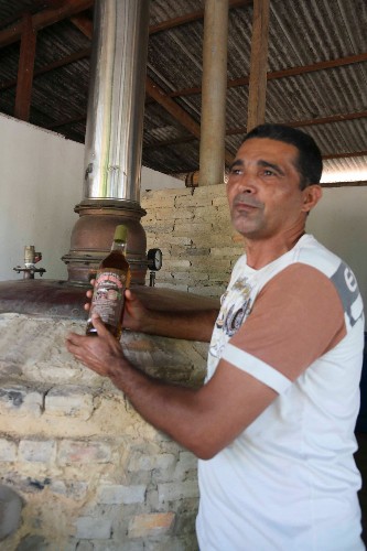 Evangélico de Penedo ganha o mercado produzindo cachaça