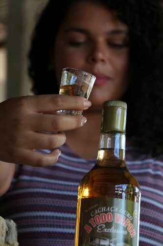 Evangélico de Penedo ganha o mercado produzindo cachaça