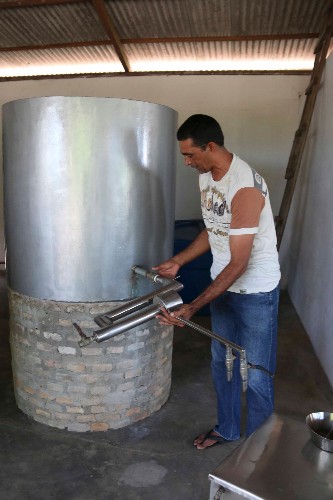 Evangélico de Penedo ganha o mercado produzindo cachaça