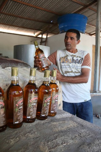Evangélico de Penedo ganha o mercado produzindo cachaça