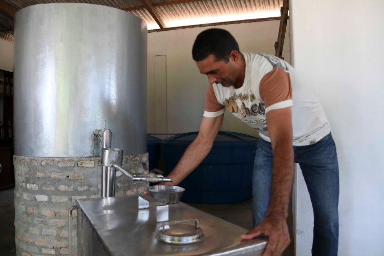 Evangélico de Penedo ganha o mercado produzindo cachaça