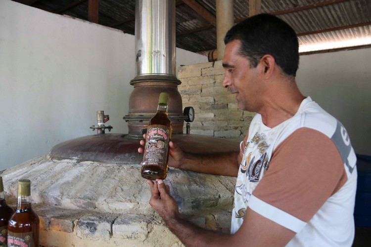 Evangélico de Penedo ganha o mercado produzindo cachaça