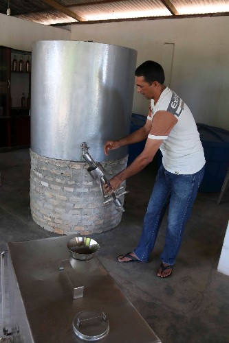 Evangélico de Penedo ganha o mercado produzindo cachaça