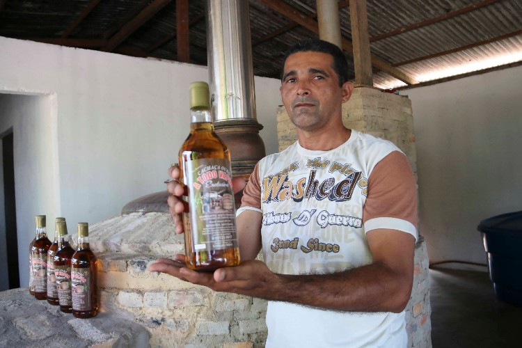 Evangélico de Penedo ganha o mercado produzindo cachaça