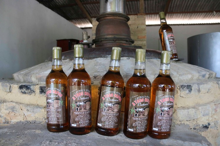 Evangélico de Penedo ganha o mercado produzindo cachaça
