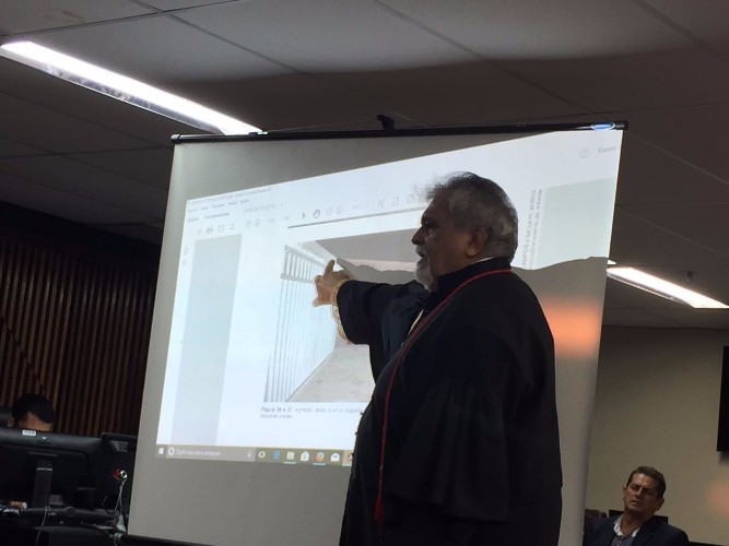 Promotor apresentado as fotos dos crimes