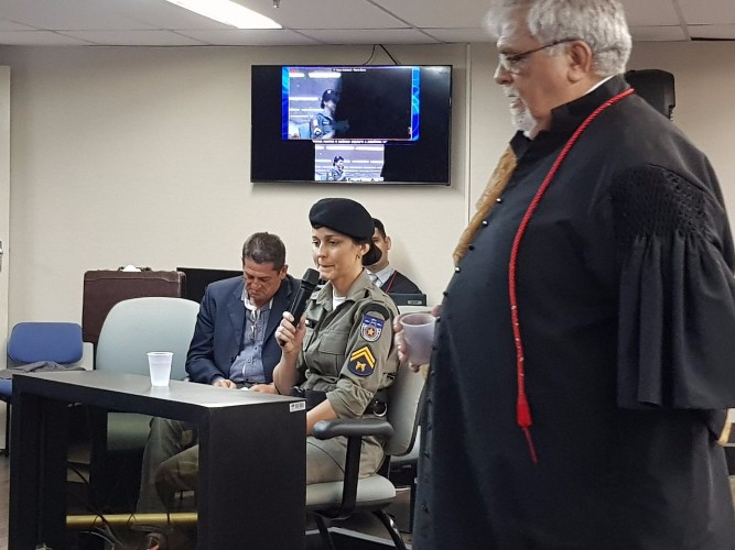 Esposa do policial prestando depoimento nesta tarde, 4