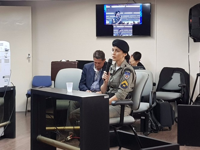 Esposa do capitão se emocionou enquanto falava sobre o marido