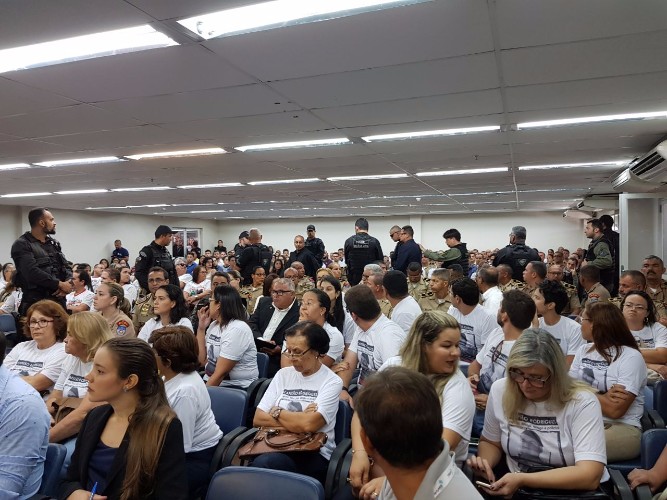 Familiares na plateia aguardando o depoimento do acusado