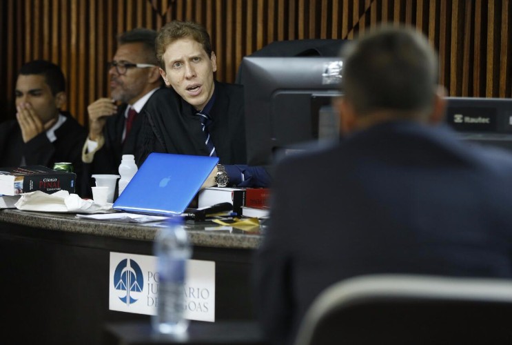 Juiz interrogando o acusado